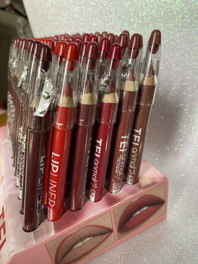 Lápiz labial con su sacapuntas 