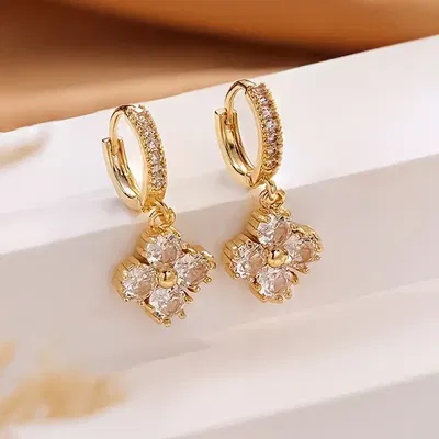 Aros con Colgante Cuatro Pétalos y Zirconia – Baño de Oro 18K