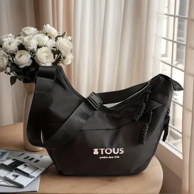 Bolso Bandolera Vintage Negra – Estilo TOUS con Emblema Dorado