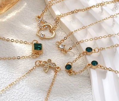 Pulsera Dorada con Cúbic y Dijes