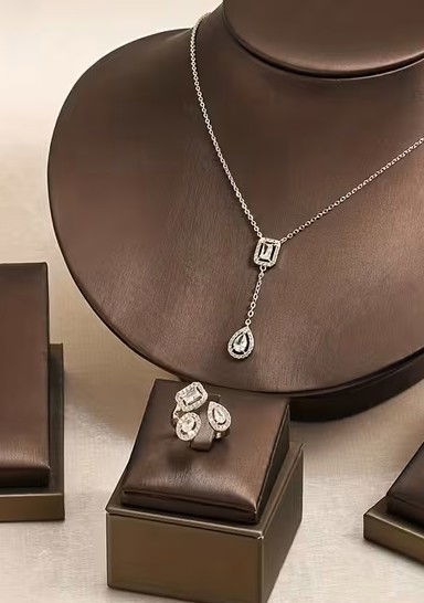 Anillo Rodinado con Tres Zircones – Ajustable