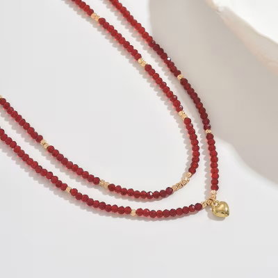 Set de 2 Collares Bohemios Bordó y Dorado con Corazón – Cristales y Baño en Oro