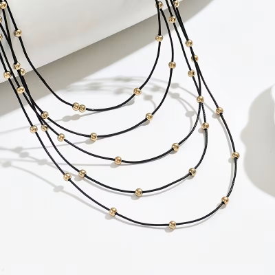 Collar Multicapa de Cuerda Negra con Cuentas Doradas – Estilo Elegante y Minimalista