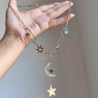 Collar con Colgante de Estrella y Luna para Mujer – Cristales Brillantes y Baño Dorado