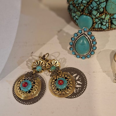 Aros Colgantes Bohemios Dorados y Plateados con Piedra Turquesa
