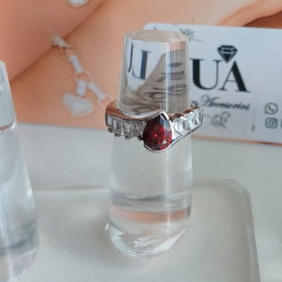 Anillo Plata 925 con Zircon Rojo Central y Zircones Cristal Engarzados