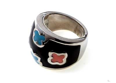 ANILLO ESMALTADO NEGRO – Acero con Figuras Celestes y Rosas 