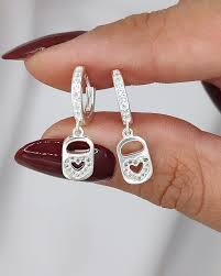 AROS ARGOLLA CON DIJE CORAZÓN CALADO – Plata 925 con Micropavé