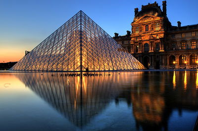 Pirámide del Louvre 80x120cm