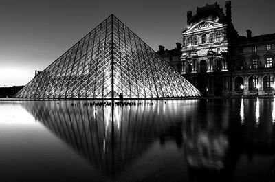 Pirámide del Louvre 40x60cm