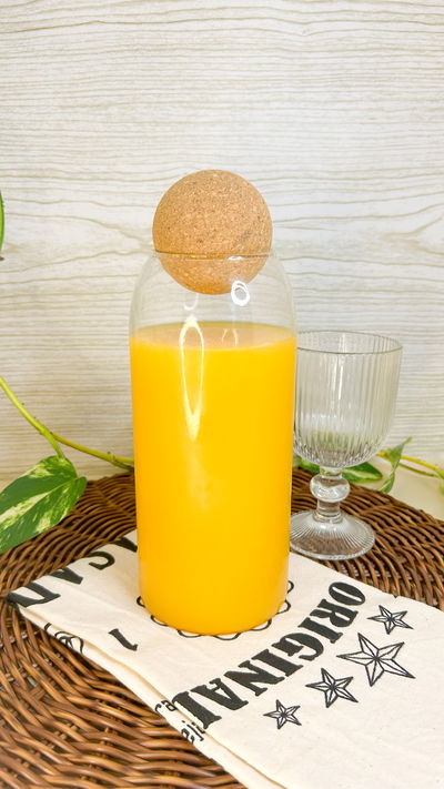 Botella  de vidrio  con tapa  de corcho 