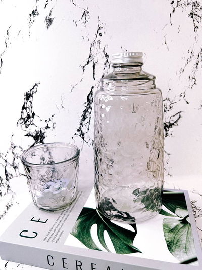 Botella con vaso
