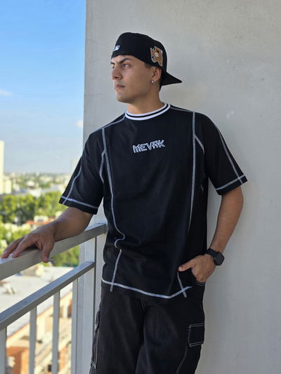 Remera Mevak bordadas premium