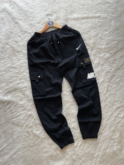 JOGGER CARGO NIKE NEGRO BENGALINA