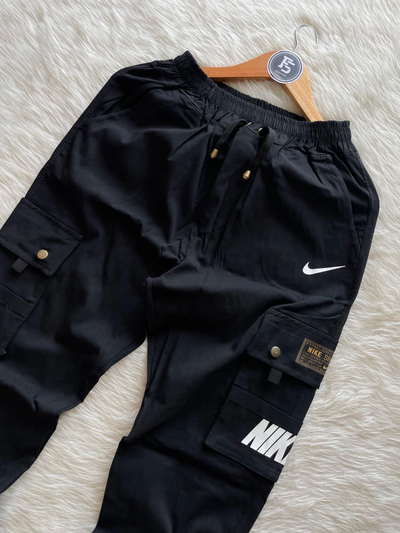 JOGGER CARGO NIKE NEGRO BENGALINA