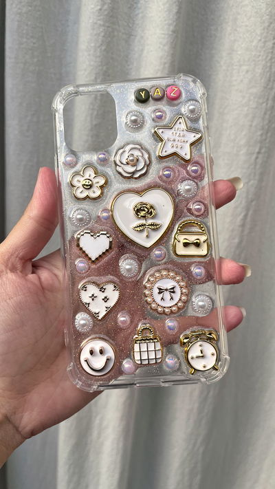 Funda con charms - Diseño blanco y dorado