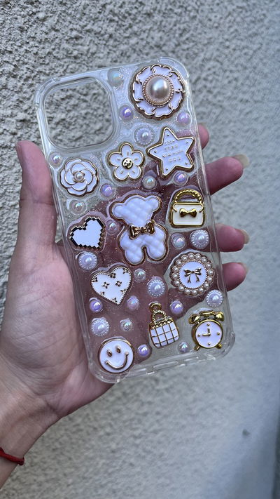 Funda con charms - Diseño blanco y dorado