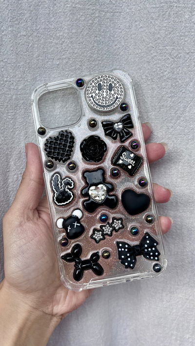 Funda con charms - Diseño total black