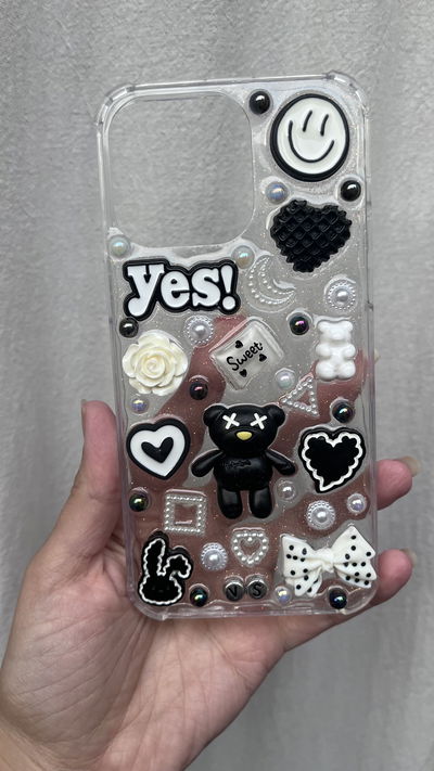 Funda com charms - Diseño blanco y negro