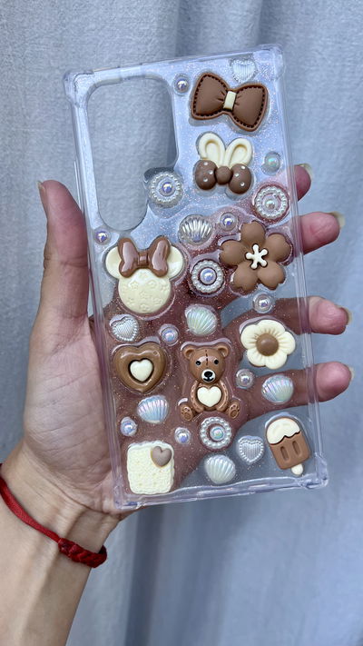 Funda con charms - Diseño choco cream