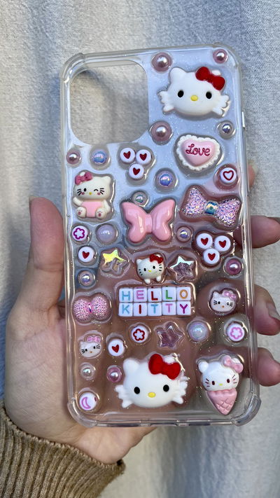 Funda con charms - Kitty y universo Sanrio