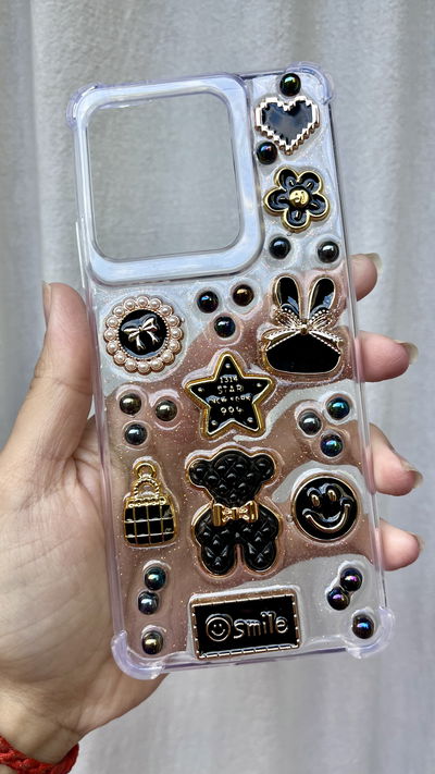 Funda con charms - Diseño negro y dorado 