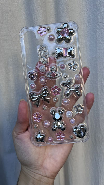 Funda con charms - Diseño plateado y rosa