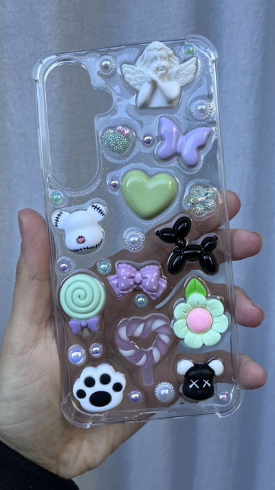 Funda con charms - Samsung S24fe | Diseño lila, aqua, blanco y negro