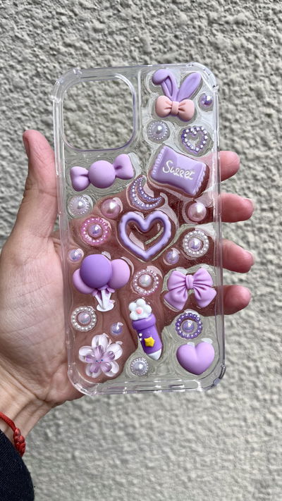 Funda con charms - Iphone 15 | Diseño lila