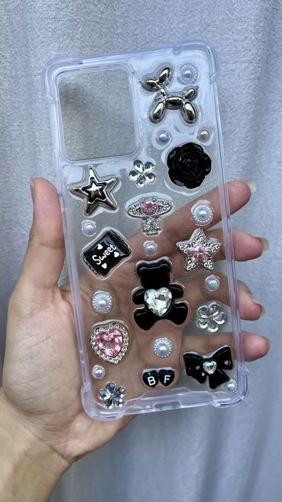 Funda con charms - Diseño plateado y negro
