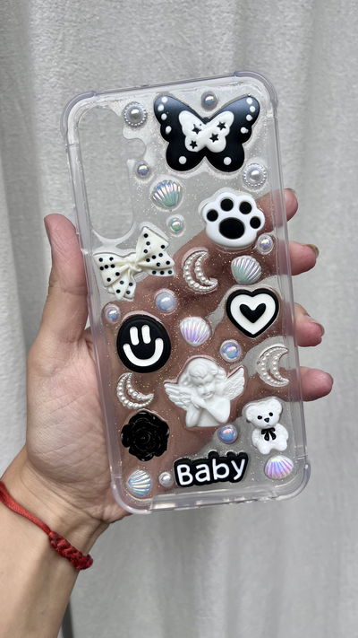 Funda com charms - Diseño blanco y negro