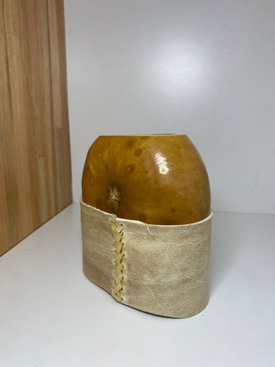 Mate galleta criollo con base de cuero crudo.