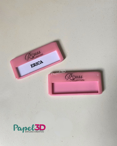 Pines identificadores con nombre y logo