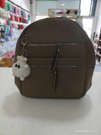 Mochila Cuerina Color Visón + Llavero 