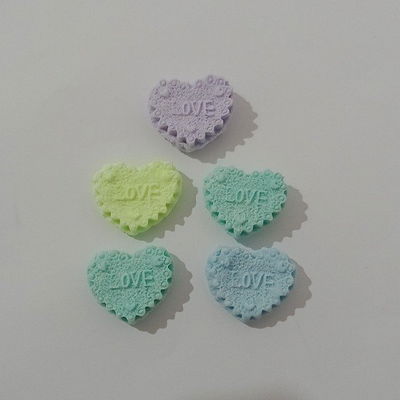 Aplique en Porcelana Fría - Golosina corazón x 5u
