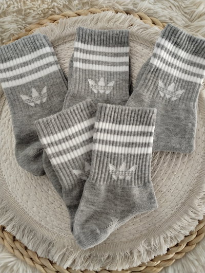 Media 3/4 Adulto Adidas logo y líneas blancas clásico fondo gris 😍🩶