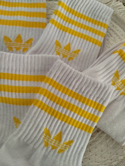 Media 3/4 Adulto Adidas logo y líneas amarillo fondo blanco 😍💛