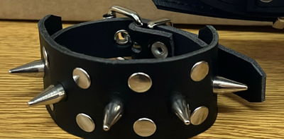 Muñequera ancha púas y remaches (unidad)