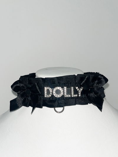 Choker dolly letras strass DOLLY