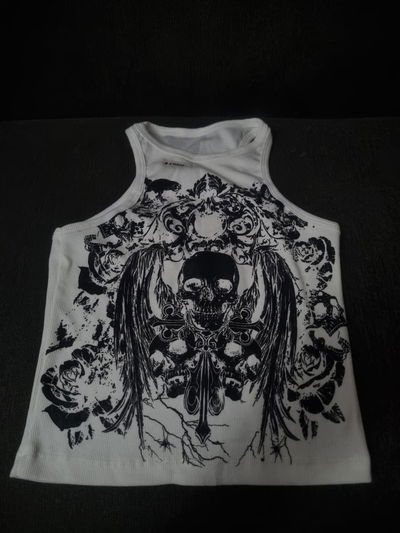 Musculosa white calavera alada