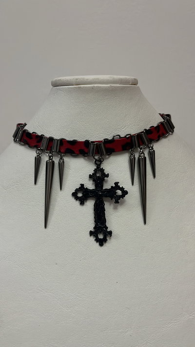 Collar ecocuero rojo con cruz