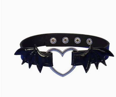 Collar corazón alado