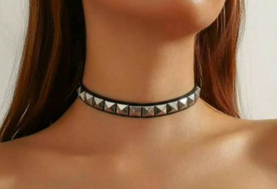 Collar tachas fino
