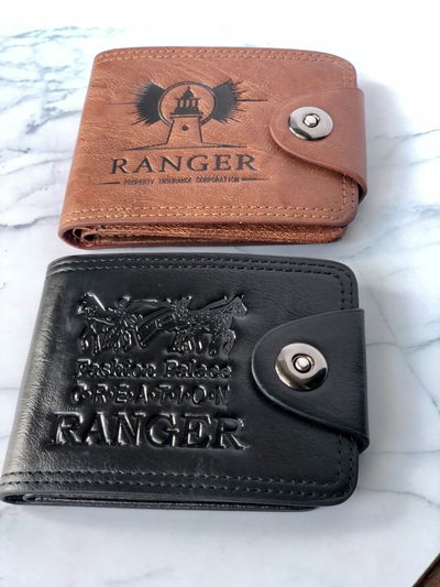Billetera con botón imantado