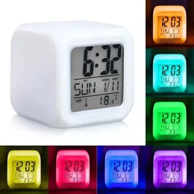 Reloj Despertador Alarma Cubo Luminoso Digital Colores Led Color Blanco