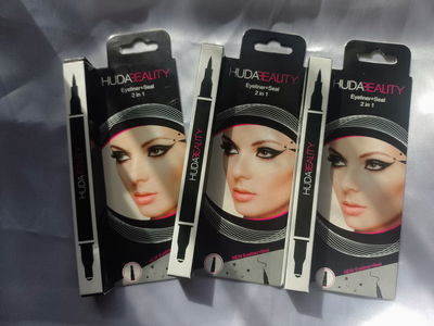 Delineador con sello Huda beauty 2 en 1