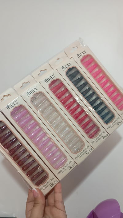 Uñas postizas decoradas metálico almendra