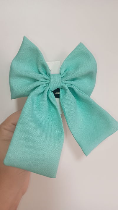 Moño con lazo verde