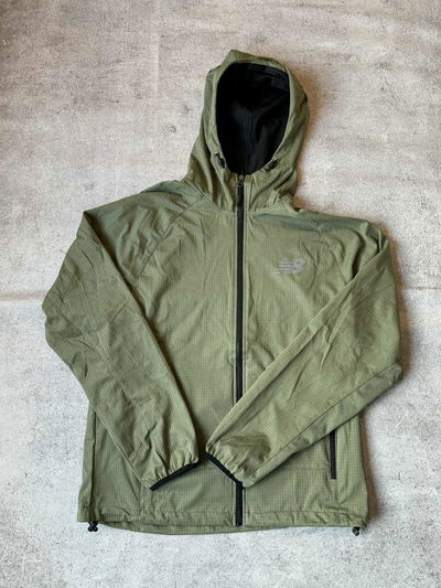 CAMPERA ROMPEVIENTO IMPERMEABLE NEW BALANCE