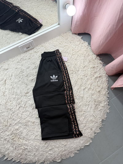 Palazo adidas negro con print